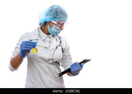 Wissenschaftler in Schutzuniform mit Kolben isoliert auf weiß Stockfoto