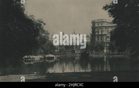 St. James's Park; das Auswärtige Amt auf der rechten Seite und hinter Whitehall. London (1923) Stockfoto