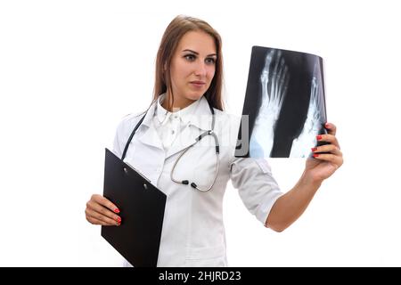 Arzt mit Röntgenstrahlung isoliert auf weiß. Frau, die die Röntgenaufnahme des Patienten hält und sie untersucht Stockfoto