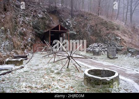 Grzadki, Polen - 10. Januar 2022. Projekt Riese, Komplex Rzeczka. Die nazis bohrten hier im Jahr WW2 etwa 500 Meter unterirdischer Tunnel. Es ist loca Stockfoto