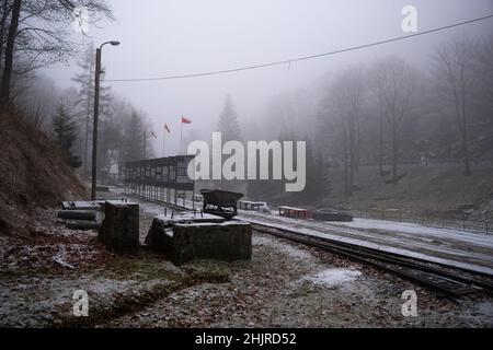 Grzadki, Polen - 10. Januar 2022. Projekt Riese, Komplex Rzeczka. Die nazis bohrten hier im Jahr WW2 etwa 500 Meter unterirdischer Tunnel. Es ist loca Stockfoto