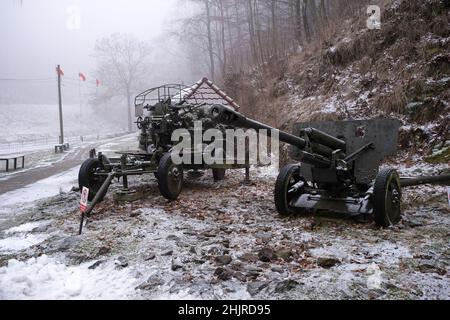 Grzadki, Polen - 10. Januar 2022. Projekt Riese, Komplex Rzeczka. Die nazis bohrten hier im Jahr WW2 etwa 500 Meter unterirdischer Tunnel. Es ist loca Stockfoto