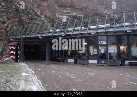 Grzadki, Polen - 10. Januar 2022. Projekt Riese, Komplex Rzeczka. Die nazis bohrten hier im Jahr WW2 etwa 500 Meter unterirdischer Tunnel. Es ist loca Stockfoto