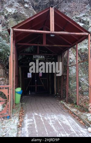 Grzadki, Polen - 10. Januar 2022. Projekt Riese, Komplex Rzeczka. Die nazis bohrten hier im Jahr WW2 etwa 500 Meter unterirdischer Tunnel. Es ist loca Stockfoto