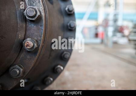 Industrie Flansche Verbindungsverbindung mit Schrauben und Schrauben Nahaufnahme des Kompressorgehäuses über out of Focus abstrakt Industrial Chemical plant background Stockfoto