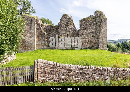 Die Ruinen von Thirlwall Castle aus dem 12th. Jahrhundert am Ufer des Flusses Tipalt in der Nähe von Greenhead, Northumberland, Großbritannien Stockfoto