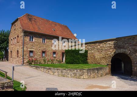 An der Schmücke, Heldrungen, Thüringen, Deutschland: Teil des Gebäudebestandteils der Festung Heldrungen, einer Wasserburg aus dem Jahr 13th CT. Stockfoto