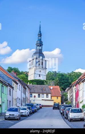 Bad Frankenhausen, Thüringen, Deutschland: Blick in die Oberstadt gegenüber dem Kirchturm der Oberkirche, bekannt als schiefer Turm von Bad Frankenhausen. Stockfoto