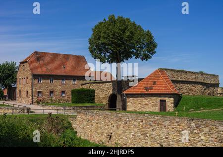 An der Schmücke, Heldrungen, Thüringen, Deutschland: Teil des Gebäudebestandteils der Festung Heldrungen, einer Wasserburg aus dem Jahr 13th CT. Stockfoto