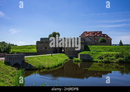 An der Schmücke, Heldrungen, Thüringen, Deutschland: Schloss Heldrungen, eine Wasserburg aus dem 13th. Jahrhundert. Stockfoto