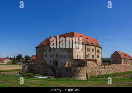 An der Schmücke, Heldrungen, Thüringen, Deutschland: Schloss Heldrungen, eine Wasserburg aus dem 13th. Jahrhundert. Stockfoto