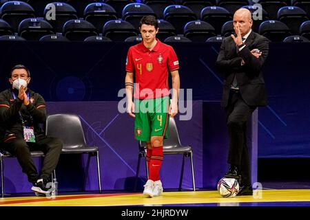 AMSTERDAM, NIEDERLANDE - 31. JANUAR: Afonso Jesus von Portugal, Trainer Jorge Braz von Portugal beim Männer-Futsal-Viertelfinale der Euro 2022 zwischen Portugal und Finnland am 31. Januar 2022 im Ziggo Dome in Amsterdam, Niederlande (Foto: Jeroen Meuwsen/Orange Picles) Stockfoto