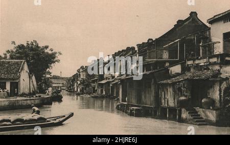 Batavia ist ein alter Teil des holländischen Ostindien-Handels. Djakarta. Kanäle mit beladenen Lastkähne, die langsam entlang schwimmen. Indonesien (1923) Stockfoto