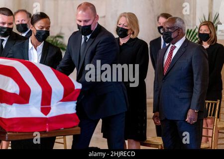 Akte - Richter Clarence Thomas, rechts, und seine Frau Virginia Thomas, Mitte, beobachten, wie die mit Flagge gehüllte Schatulle von Richterin Ruth Bader Ginsburg am Mittwoch, den 23. September 2020, am Obersten Gerichtshof in Washington eintrifft. Ginsburg, 87, starb am 18. September an Krebs. Foto von Andrew Harnik / Pool via CNP /ABACAPRESS.COM Stockfoto