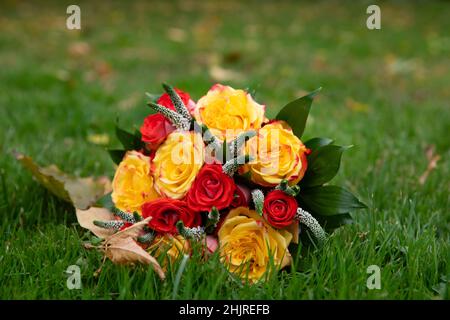 Schöner Brautstrauß mit verschiedenen Blumen Stockfoto