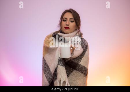 Frau in warmen Schal hält Pillen in Blister und mit Husten. Krankheitskonzept Stockfoto