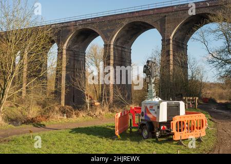 Rötliches Val Stockport UK der Fluss spülte den Damm weg, um die Fundamente freizulegen. Dringende Arbeiten im Werk Murphy von Network Rail UK Stockfoto