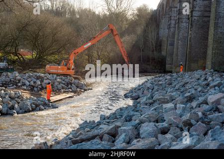 Rötliches Val Stockport UK der Fluss spülte den Damm weg, um die Fundamente freizulegen. Dringende Arbeiten im Werk Murphy von Network Rail UK Stockfoto