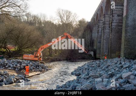 Rötliches Val Stockport UK der Fluss spülte den Damm weg, um die Fundamente freizulegen. Dringende Arbeiten im Werk Murphy von Network Rail UK Stockfoto