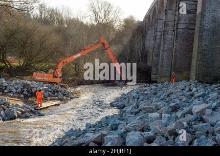 Rötliches Val Stockport UK der Fluss spülte den Damm weg, um die Fundamente freizulegen. Dringende Arbeiten im Werk Murphy von Network Rail UK Stockfoto