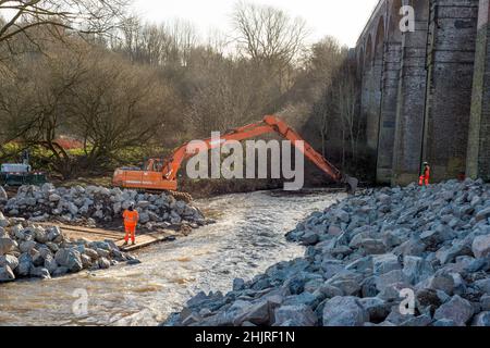 Rötliches Val Stockport UK der Fluss spülte den Damm weg, um die Fundamente freizulegen. Dringende Arbeiten im Werk Murphy von Network Rail UK Stockfoto