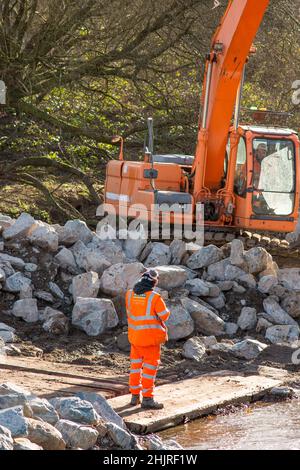 Rötliches Val Stockport UK der Fluss spülte den Damm weg, um die Fundamente freizulegen. Dringende Arbeiten im Werk Murphy von Network Rail UK Stockfoto