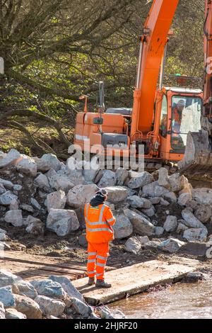 Rötliches Val Stockport UK der Fluss spülte den Damm weg, um die Fundamente freizulegen. Dringende Arbeiten im Werk Murphy von Network Rail UK Stockfoto