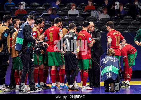AMSTERDAM, NIEDERLANDE - 31. JANUAR: Team Portugal in der Pause, Trainer Jorge Braz aus Portugal beim Männer-Futsal-EM 2022-Viertelfinale zwischen Portugal und Finnland am 31. Januar 2022 im Ziggo Dome in Amsterdam, Niederlande (Foto: Jeroen Meuwsen/Orange Picles) Stockfoto