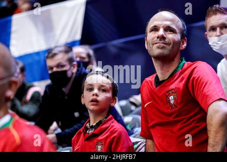 AMSTERDAM, NIEDERLANDE - 31. JANUAR: Fans des Teams Portugal beim Viertelfinale der Männer im Futsal Euro 2022 zwischen Portugal und Finnland am 31. Januar 2022 im Ziggo Dome in Amsterdam, Niederlande (Foto: Jeroen Meuwsen/Orange Picles) Stockfoto