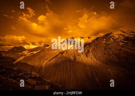 Goldener Farbeffekt der Gipfel der Palla Bianca mit Wolken Stockfoto