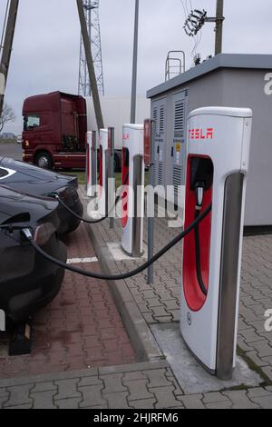 Wichrow, Polen - 14. Januar 2022. Eine statische Aufnahme eines soliden schwarzen Tesla Model 3 Zweimotor-allradantriebs mit langer Reichweite, der im Winter am Kompressor aufgeladen wird Stockfoto