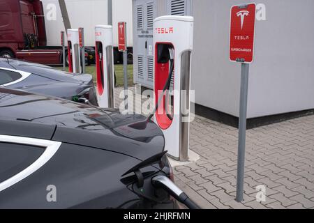 Wichrow, Polen - 14. Januar 2022. Eine statische Aufnahme eines soliden schwarzen Tesla Model 3 Zweimotor-allradantriebs mit langer Reichweite, der im Winter am Kompressor aufgeladen wird Stockfoto