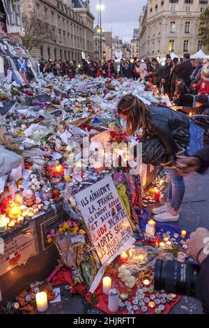 Frankreich. Paris. 2015-11-18: Platz Der Republik. Pariser Hommage an die Opfer der Terroranschläge vom 13. November 2015 Stockfoto