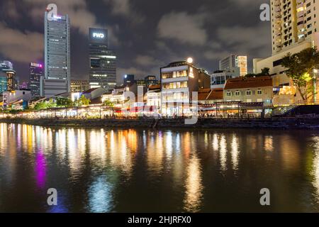 Gebäude bei Nacht in Clarke Quay, Singapur Stockfoto