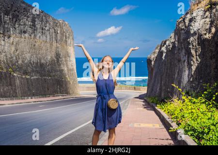 Junge Frau auf der Straße zum Strand Pandawa, Nusa Dua, Bali, Indonesien Stockfoto