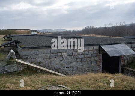 Rogoznica, Polen - 15. Januar 2022. Konzentrations- und Arbeitslager Gross-Rosen (Rogoznica). Gedenkstätte. Selektiver Fokus. Sonniger Wintertag Stockfoto