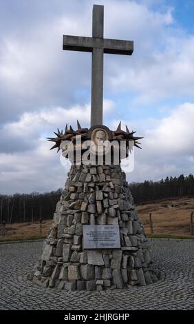 Rogoznica, Polen - 15. Januar 2022. Konzentrations- und Arbeitslager Gross-Rosen (Rogoznica). Gedenkstätte. Selektiver Fokus. Sonniger Wintertag Stockfoto