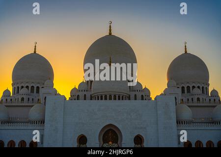 Die Fassade der Sheikh Zayed Grand Moschee in Abu Dhabi während des goldenen Sonnenuntergangs Stockfoto