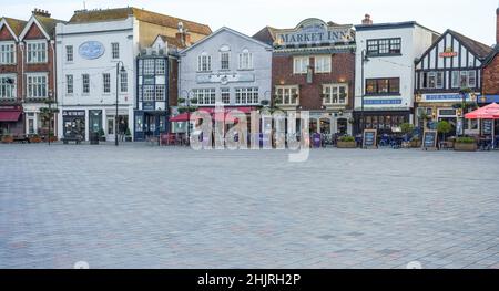 Salisbury England mittelalterlicher Marktplatz im Stadtzentrum mit einer langen Reihe von Geschäften, Bars, Cafés und Restaurants unter einem blau-weißen Wolkenhimmel Stockfoto