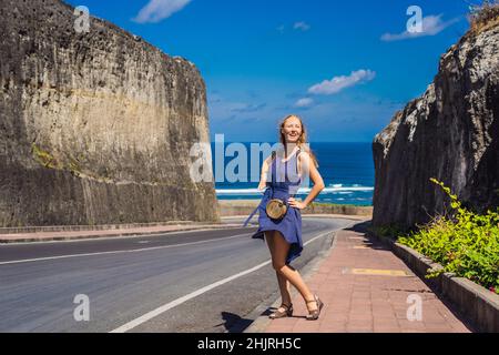 Junge Frau auf der Straße zum Strand Pandawa, Nusa Dua, Bali, Indonesien Stockfoto