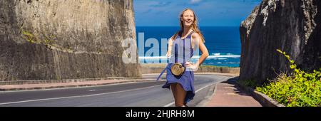 Junge Frau auf der Straße zum Strand Pandawa, Nusa Dua, Bali, Indonesien BANNER, LANGE FORMAT Stockfoto