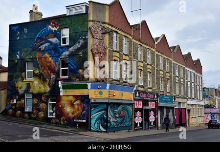 Street Art, Bristol UK und vor allem Bedminster haben viele Beispiele für gute Street Art zusammen mit ziemlich viel schlechter Kennzeichnung. Hier an der Seite von BU Stockfoto