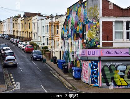 Street Art, Bristol UK und vor allem Bedminster haben viele Beispiele für gute Street Art zusammen mit ziemlich viel schlechter Kennzeichnung. Meeresmotiv auf si Stockfoto