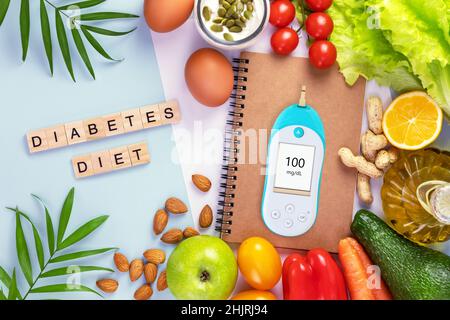 Konzept des No Diabetes und Kontrolle der Glykämie mit einer Diät. Bio-Gemüse und Obst, Olivenöl und Glucometer mit dem Ergebnis einer guten Glykämie o Stockfoto
