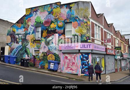 Street Art, Bristol UK und vor allem Bedminster haben viele Beispiele für gute Street Art zusammen mit ziemlich viel schlechter Kennzeichnung. Meeresmotiv auf si Stockfoto