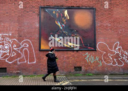 Street Art, Bristol UK und vor allem Bedminster haben viele Beispiele für gute Street Art zusammen mit ziemlich viel schlechter Kennzeichnung. Frau, die sich aufmachen kann Stockfoto