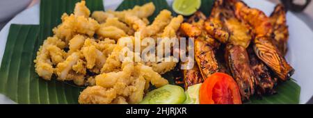 Gebratene Fische für das Mittagessen in der Jimbaran Bay, Bali Fahne, LANGE FORMAT Stockfoto