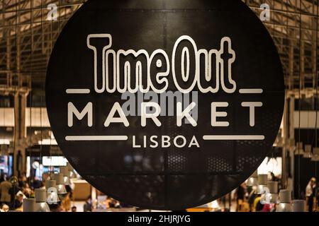 Lissabon, Portugal - November 20 2021: Innenansicht des Time Out Market Lisboa, eine trendige Food-Halle im Mercado da Ribeira in Cais do Sodr Stockfoto