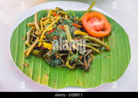 Jukut Urap. Traditioneller balinesischer und javanischer Gemüsesalat mit würzigem geriebenem Kokosnussdressing Stockfoto