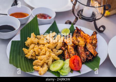 Gebratene Fische für das Mittagessen in der Jimbaran Bay, Bali Stockfoto